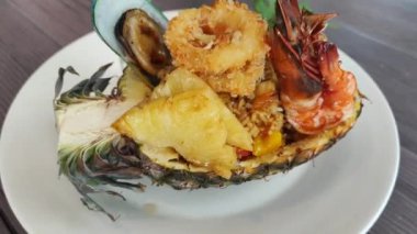 Ananaslı Kızarmış Pirinç (Khao Pad Sub Pa Rod)