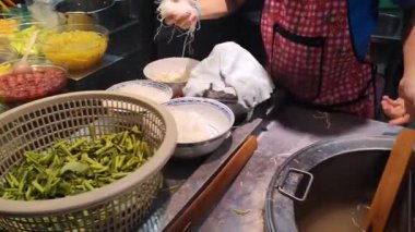 Balık köftesi eriştesi hazırlanıyor.