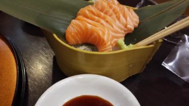 Soya sosuna batırılmış soya soslu somon balığı çubuğu. Japon füzyon yemekleri, Asya kültürleri. Sağlıklı yemek, hafif diyet konsepti.