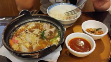 Yemek masasının her bir üyesi bir Japon restoranında Shabu Shabu 'dan yemek (domuz eti, sığır eti, sebze, deniz ürünleri) almak için çubuk kullanırdı. Shabu-shabu aile yemeği..