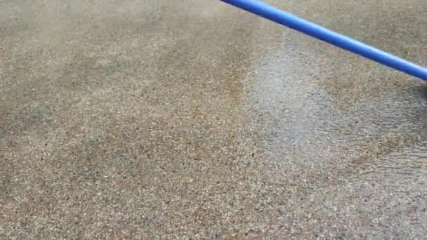 家の前の床をきれいにするためにブラシを使用して — ストック動画