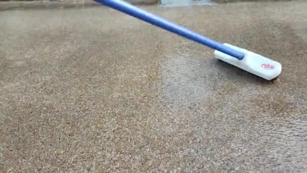 Χρησιμοποιήστε Ένα Πινέλο Για Καθαρίσετε Πάτωμα Μπροστά Από Σπίτι — Αρχείο Βίντεο
