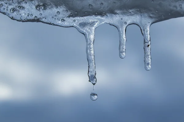 arka plan gökyüzü üzerinde buz sarkıtları