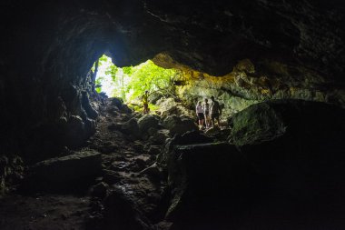 insanlar bir mağarada