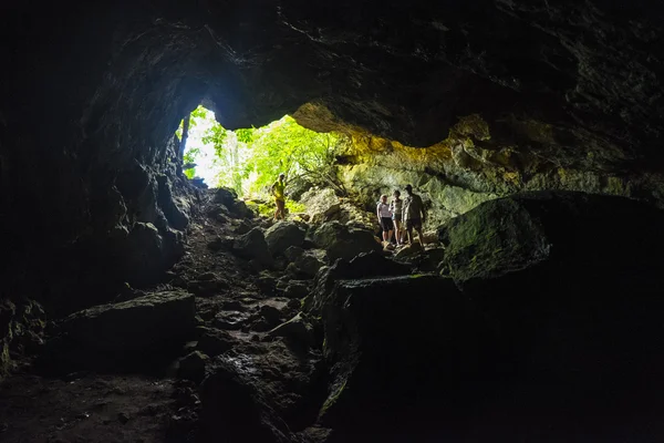 insanlar bir mağarada