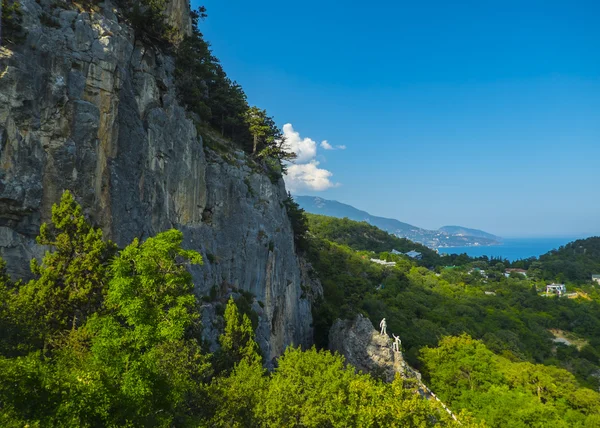 Kayalar ve turistler için bir anıt Karadeniz kıyısında