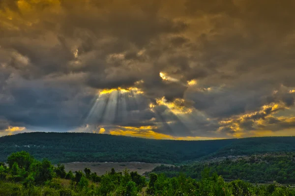 Fırtına bulutları, yatay ve kaçan güneş ışınları