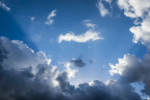 Wolken mit Sonnenschein Stockbild