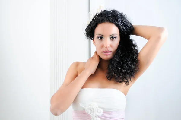 Junge schwarze Frau mit Afro-Frisur, die ein Hochzeitskleid trägt — Stockfoto