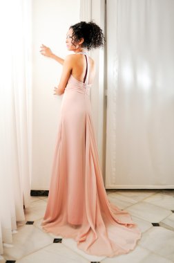 portre genç bir siyah kadın, moda, pembe elbise modeli