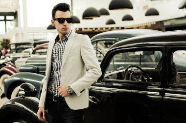 ceket ve gömlek w giyen genç yakışıklı adam, moda, model