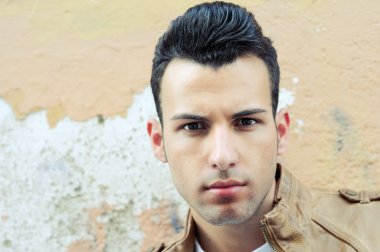 yakışıklı bir genç adam, kentsel arka planda peruğu ile moda model portresi