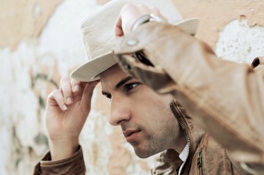 kentsel arka planda şapkalı attractiv genç adam