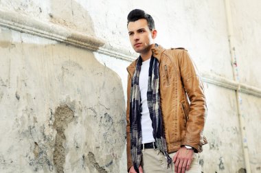 yakışıklı bir genç adam, kentsel arka planda peruğu ile moda model portresi