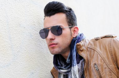 yakışıklı bir genç adam, kentsel arka planda peruğu ile moda model portresi