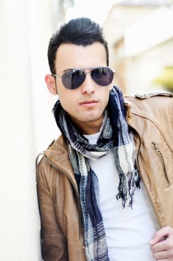 yakışıklı bir genç adam, kentsel arka planda peruğu ile moda model portresi