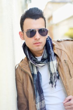 yakışıklı bir genç adam, kentsel arka planda peruğu ile moda model portresi