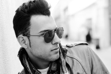 yakışıklı bir genç adam, kentsel arka planda peruğu ile moda model portresi