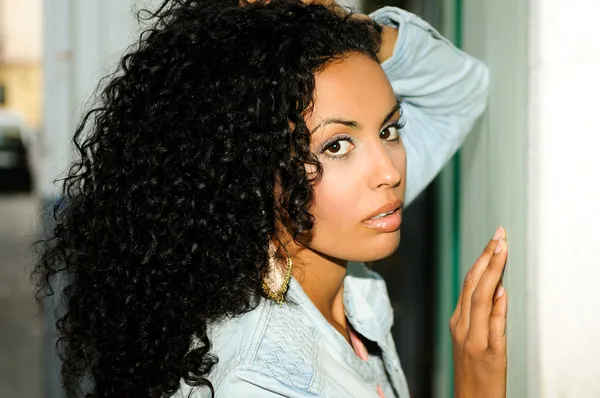 Joven mujer negra, modelo de moda en fondo urbano — Foto de Stock