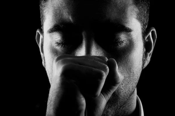 adam yumruk ve gözleri kapalı