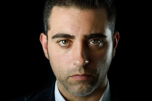 Close up studio retrato de um homem sério com três dias de barba em fundo preto — Fotografia de Stock