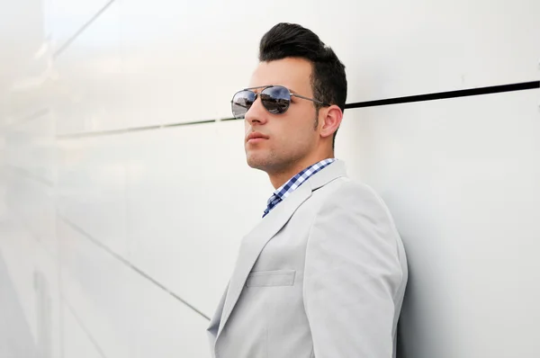 Retrato de um homem bonito jovem, modelo de moda, usando óculos escuros coloridos — Fotografia de Stock