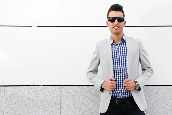 Retrato de un joven guapo, modelo de moda, con gafas de sol teñidas —  Fotos de Stock