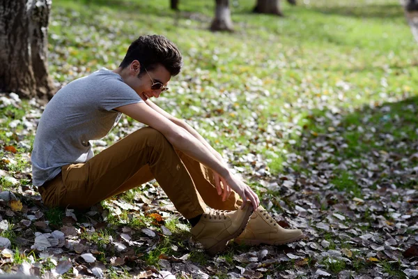 Atractivo joven hombre guapo, modelo de la moda riendo en el —  Fotos de Stock