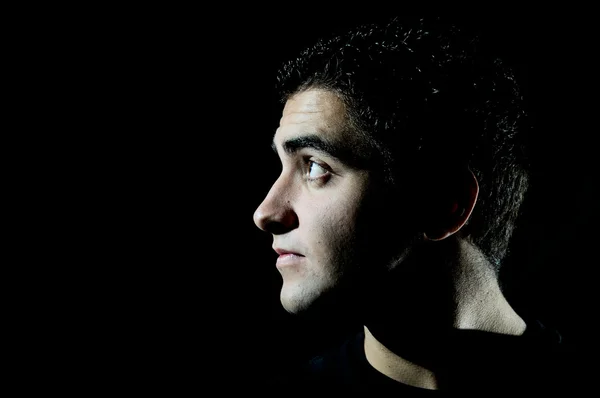 Retrato de um jovem atraente fumando cigarro — Fotografia de Stock