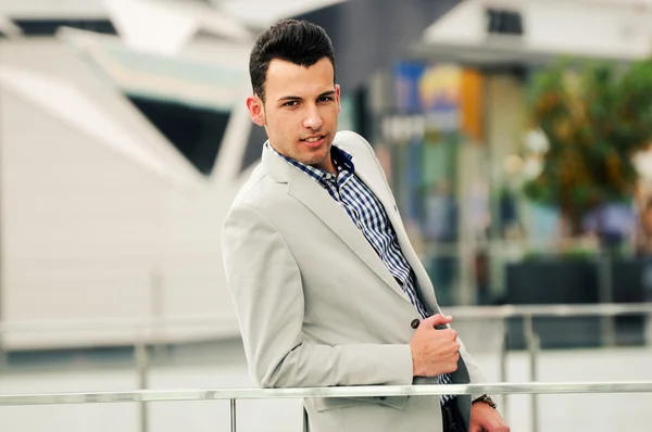 Retrato de un joven guapo, modelo de moda, con chaqueta y camisa en el fondo urbano —  Fotos de Stock