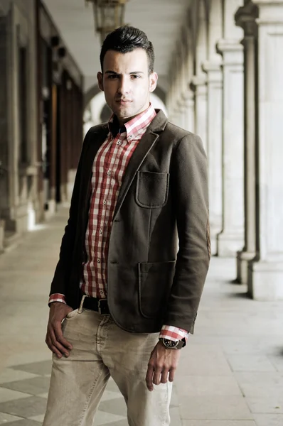 Retrato de un joven guapo, modelo de moda, con chaqueta y camisa en el fondo urbano —  Fotos de Stock