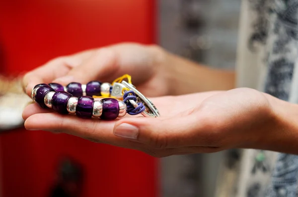 Porträt einer attraktiven jungen Frau, die bei einem Schmuckhändler ein Armband kauft — Stockfoto