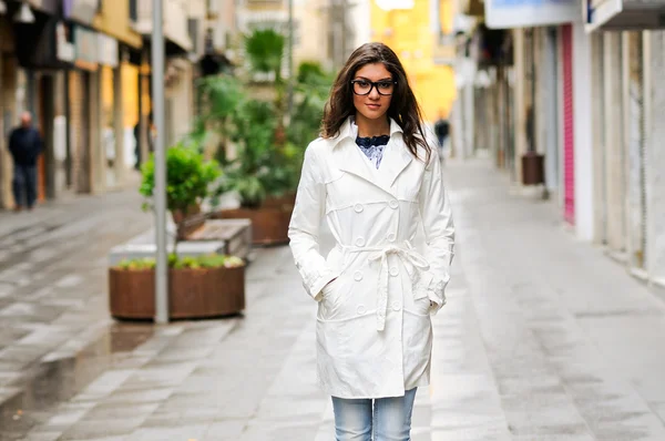 Retrato de una hermosa joven sonriendo en el fondo urbano — Foto de Stock