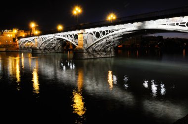 guadalquivir Nehri nehir tepki ile gün batımında Triana Köprüsü