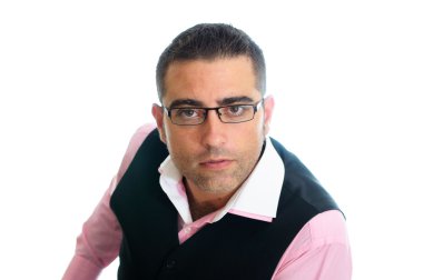 başarılı bir işadamı küçük bir bilgisayar arıyorum pembe gömlek ve yelek giyiyor