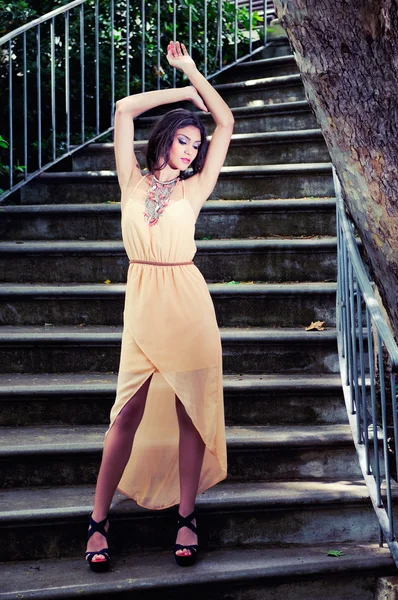 Retrato de una hermosa joven, modelo de moda, en una escalera de jardín —  Fotos de Stock