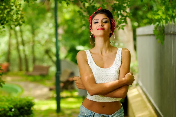 Retrato de una chica pin-up. Estilo americano, en un jardín, con jeans y camiseta —  Fotos de Stock