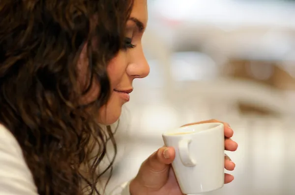 Bella donna elegante con tazza di caffè — Foto Stock