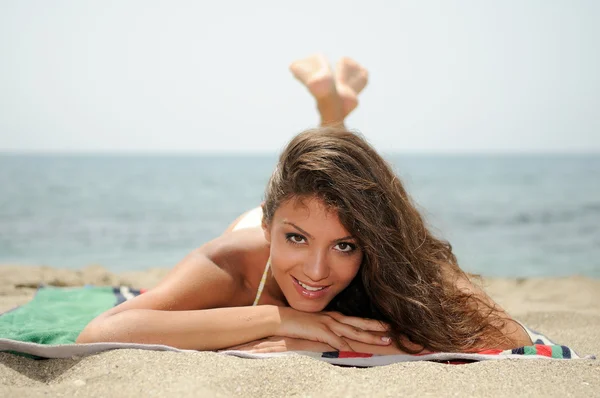 Retrato de una mujer con un hermoso cuerpo en una playa tropical — Foto de Stock