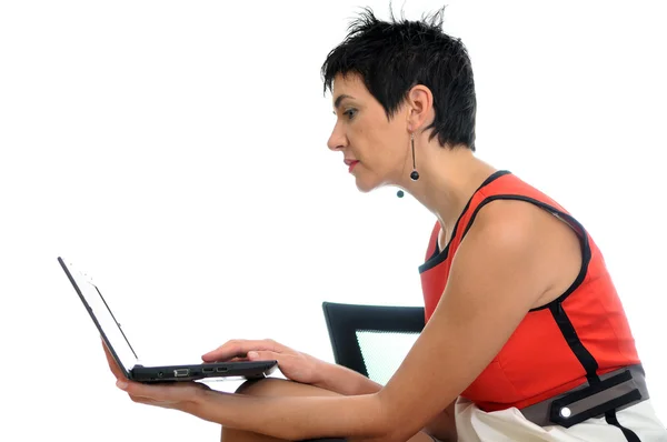 Mujer de negocios en un ordenador portátil - aislado en blanco —  Fotos de Stock