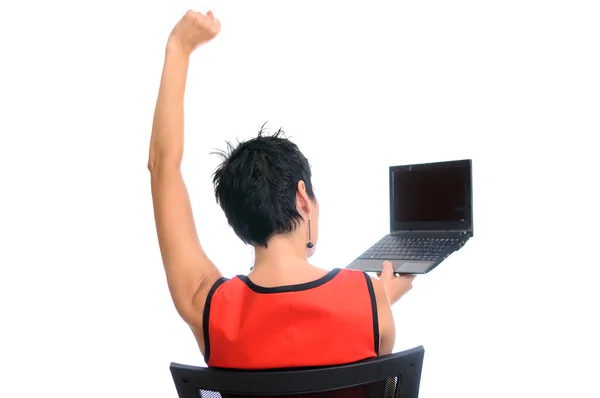 Επιτυχημένη γυναίκα των επιχειρήσεων σε ένα φορητό υπολογιστή - που απομονώνονται σε λευκό — Φωτογραφία Αρχείου