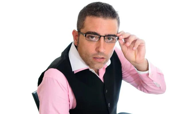 Uomo d'affari di successo che indossa giubbotto e camicia rosa guardando un piccolo computer — Foto Stock