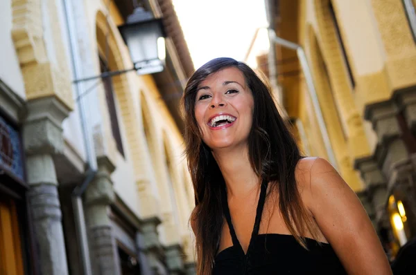 Attractive smiling woman portrait in urban background — Stock Photo, Image