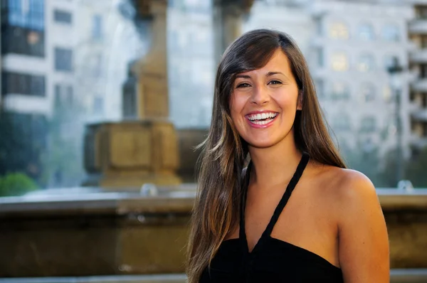Attraente donna sorridente ritratto sullo sfondo urbano — Foto Stock