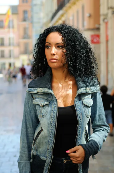 Retrato de una joven mujer negra, modelo de moda en el fondo urbano — Foto de Stock