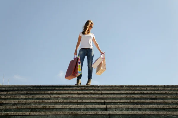 Chica joven de compras — Foto de Stock