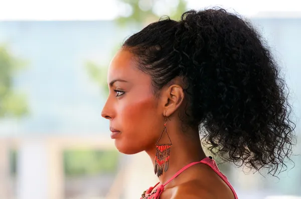 Ritratto di giovane donna nera, modella di moda su sfondo urbano — Foto Stock