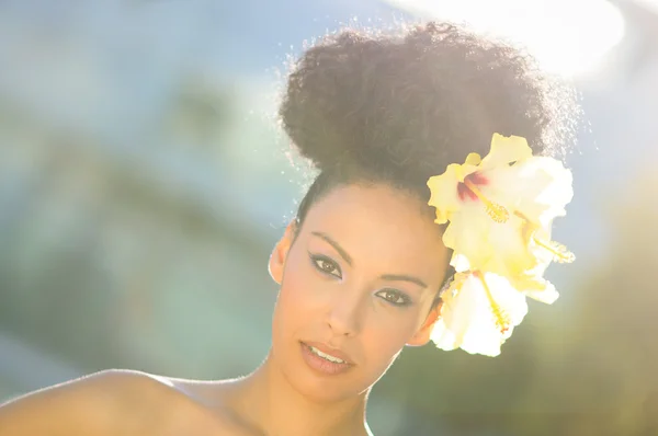 Joven mujer negra, modelo de moda, con grandes flores en su hai —  Fotos de Stock