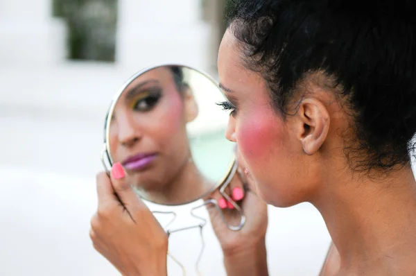 Portrait of beautiful black girl with mirror — Stock Photo, Image