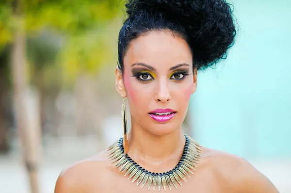 Zwarte vrouw met fantasy make-up — Stockfoto
